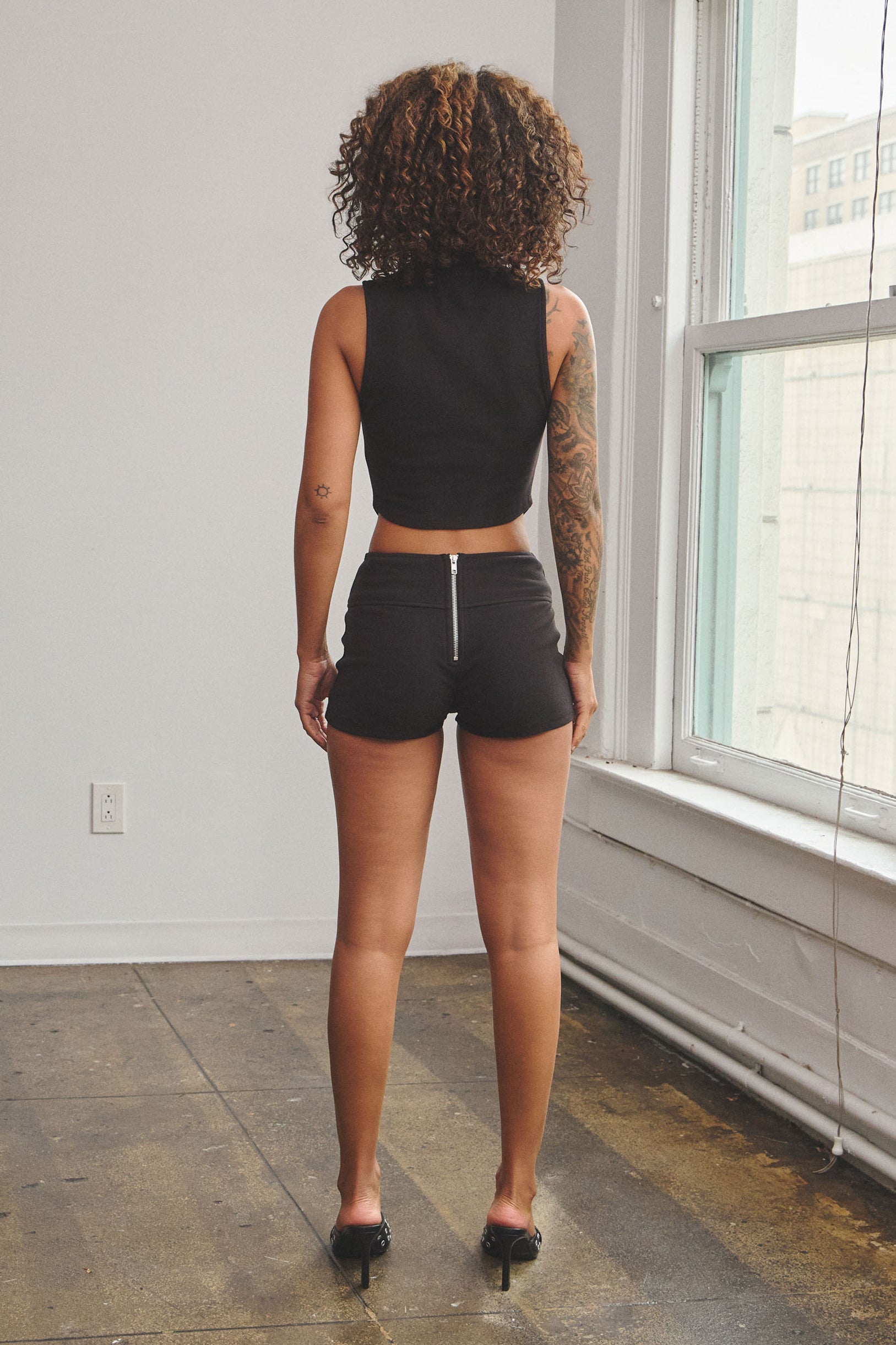 ALMA V-CUT WAISTLINE SLEEVELESS ZIP-UP TOP