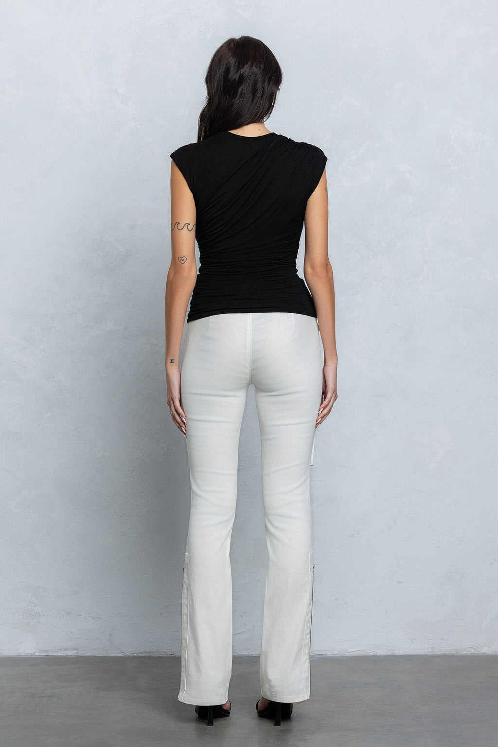 EMORIE RUCHED CAP SLEEVE TOP - BLACK