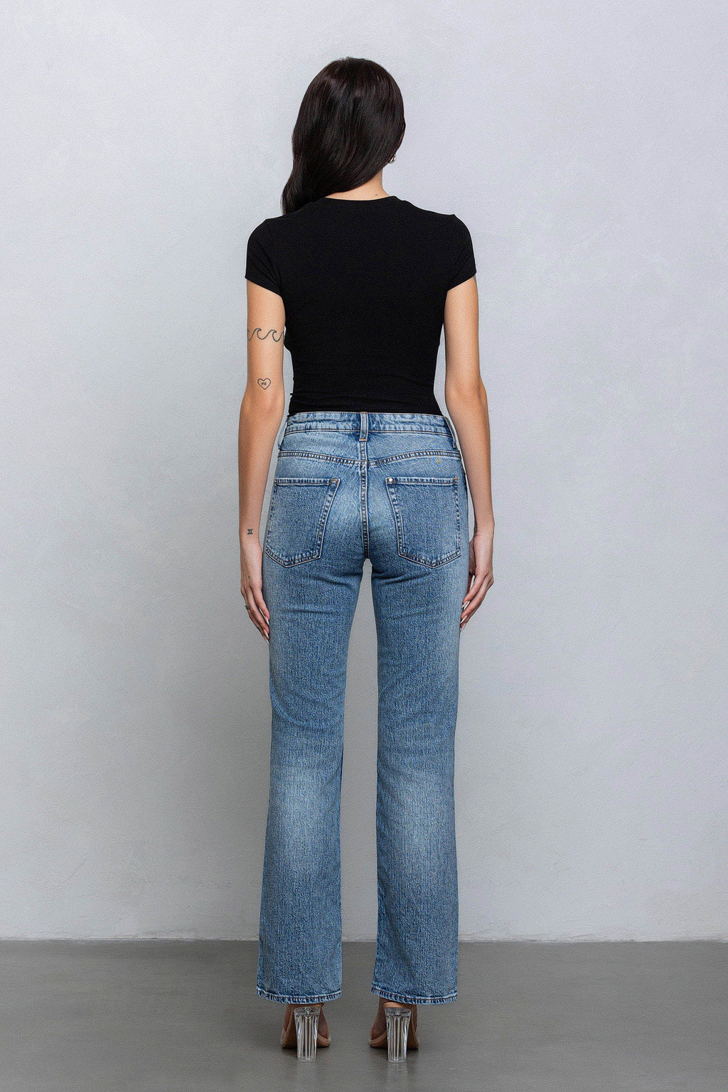 YVETTE RIBBED HOOK & EYE BABY TEE - BLACK