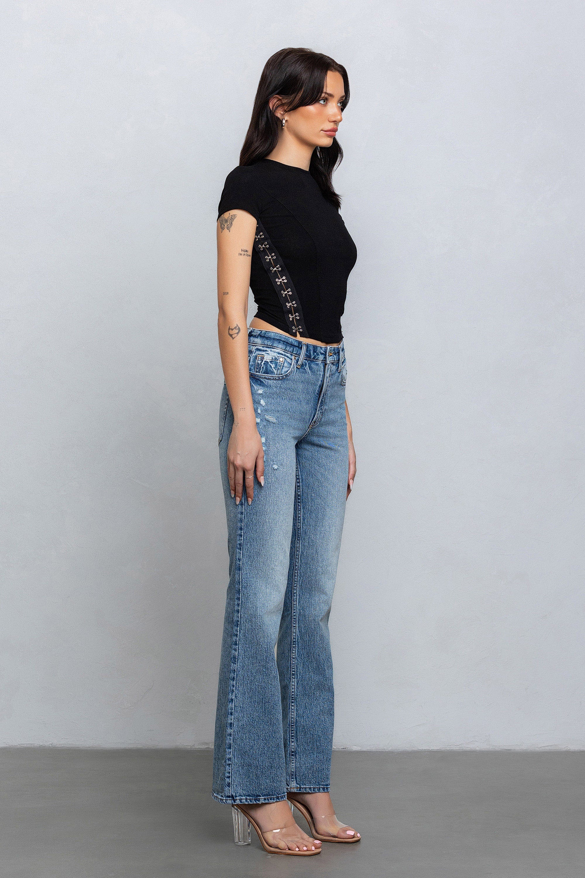 YVETTE RIBBED HOOK & EYE BABY TEE - BLACK