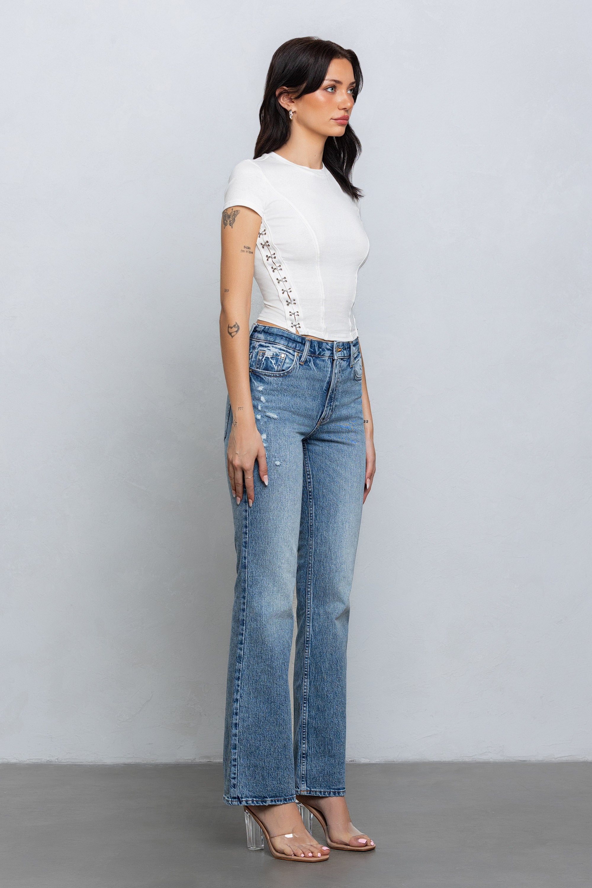 YVETTE RIBBED HOOK & EYE BABY TEE - WHITE